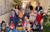 Przedszkolaki ubierają choinkę w Urzędzie Miasta i Gminy Połaniec