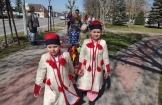 „Wieziemy tu kogucika, dajcie jajek do koszyka…”