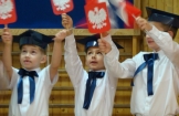 Uczniem być – to ważna sprawa i otwierać wiedzy drzwi. Uczyć się, by świat poznawać, ślubujemy dziś!