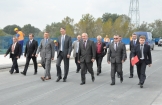 Marszałek województwa świętokrzyskiego i podkarpackiego z pierwszą, wspólną wizytą na moście w Połańcu