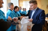 DOCENIENI ZA AKTYWNOŚĆ I PROMOCJĘ POŁAŃCA. GRATULACJE I KOSZULKI DLA KOŁA PTTK W POŁAŃCU 