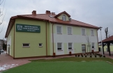 POSZERZENIE OFERTY DLA OSÓB STARSZYCH I POTRZEBUJĄCYCH WSPARCIA – PODDASZE W BUDYNKU ŚRODOWISKOWEGO DOMU SAMOPOMOCY I ZAGOSPODAROWANIE TERENU JUŻ GOTOWE!!!