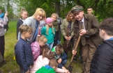 "Odległe chwalimy, bliskiego nie znamy, wartości lasów  nie doceniamy" - Pracownicy Lasów Państwowych Nadleśnictwa Staszów odwiedzili Szkołę Podstawową w Zrębinie